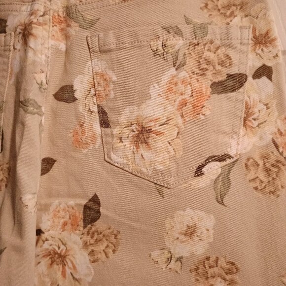 Gloria Vanderbilt Amanda Denim Tan Floral Capris, Sz 10, High Rise, New - Picture 3 of 4